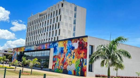 Edifício-sede do Conselho Municipal da Cidade da Matola, com o mural na fachada